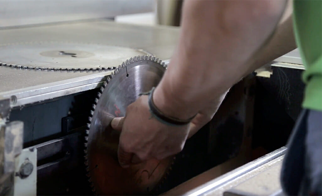 How to Change Table Saw Blade Without Wrench